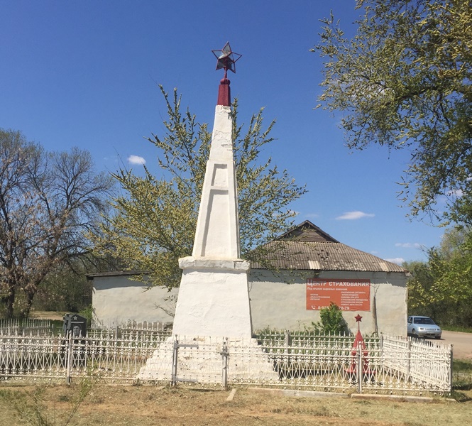 Памятник односельчанам, погибшим в годы Великой отечественной войны.