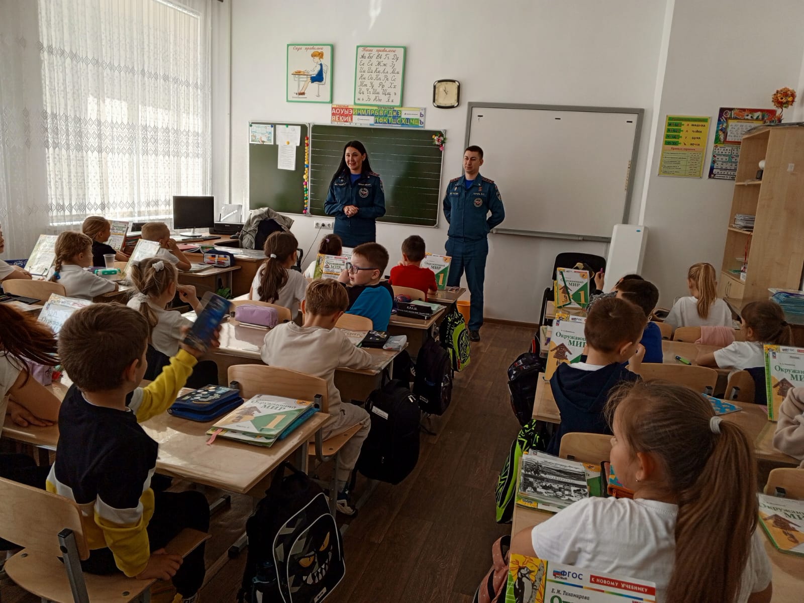 Сотрудники ОНД и ПР по Апанасенковскому и Ипатовскому муниципальным округам накануне каникул проводят уроки безопасности со школьниками.