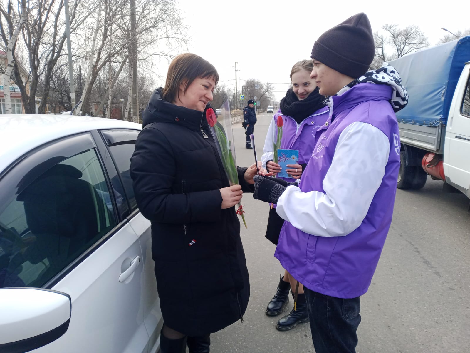 Ипатовские  госавтоинспекторы провели ставшую уже традиционной акцию «Цветы для автоледи».