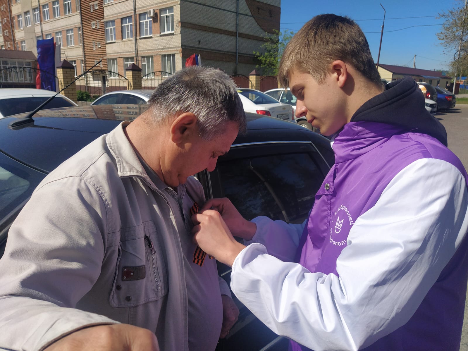 Георгиевские ленты автоинспекторы и представители общественности  вручили участникам дорожного движения.