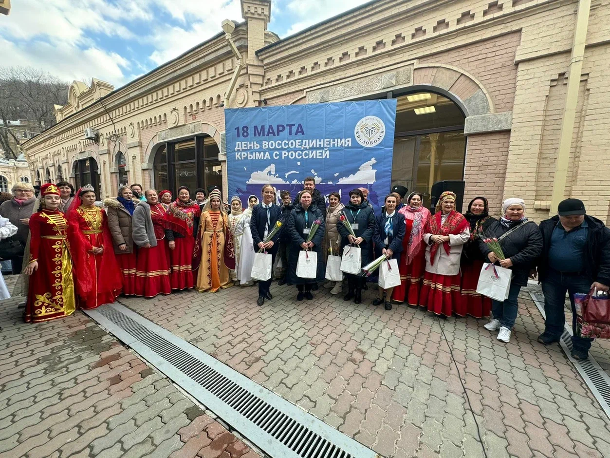 Цветами и концертом встретили на Ставрополье туристов из Крыма .