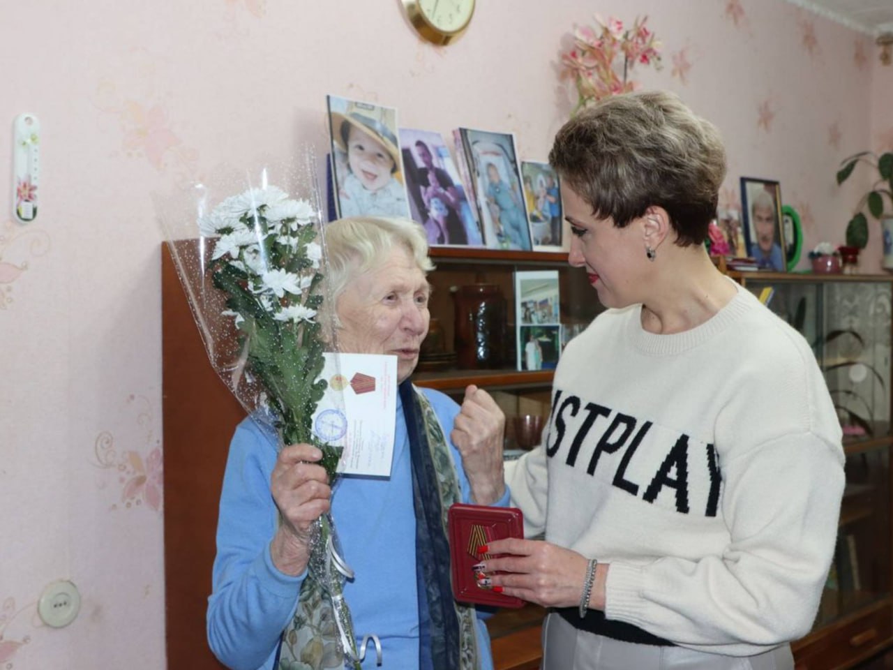 Вручила первые юбилейные медали труженикам тыла.