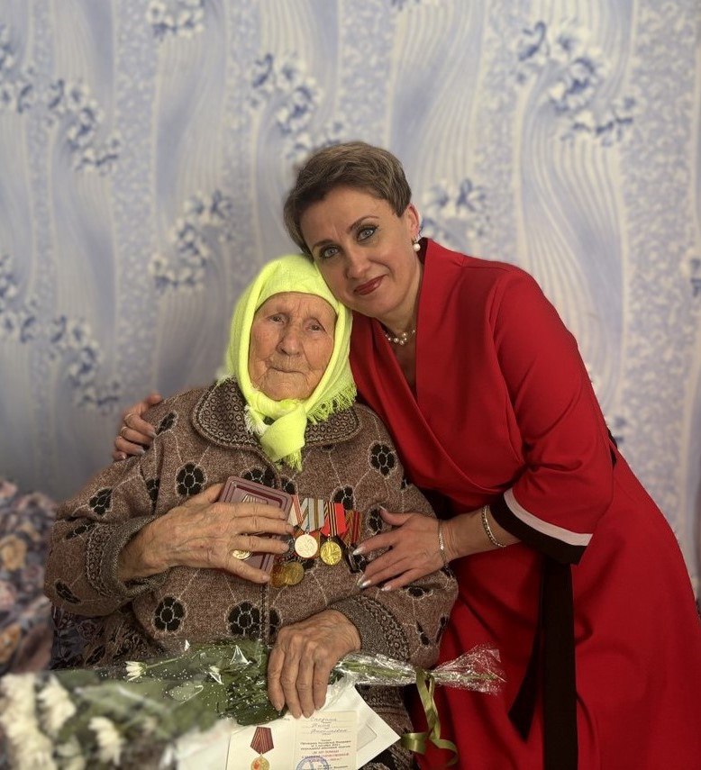 Поздравила с почетным 95-летним юбилеем труженицу тыла.