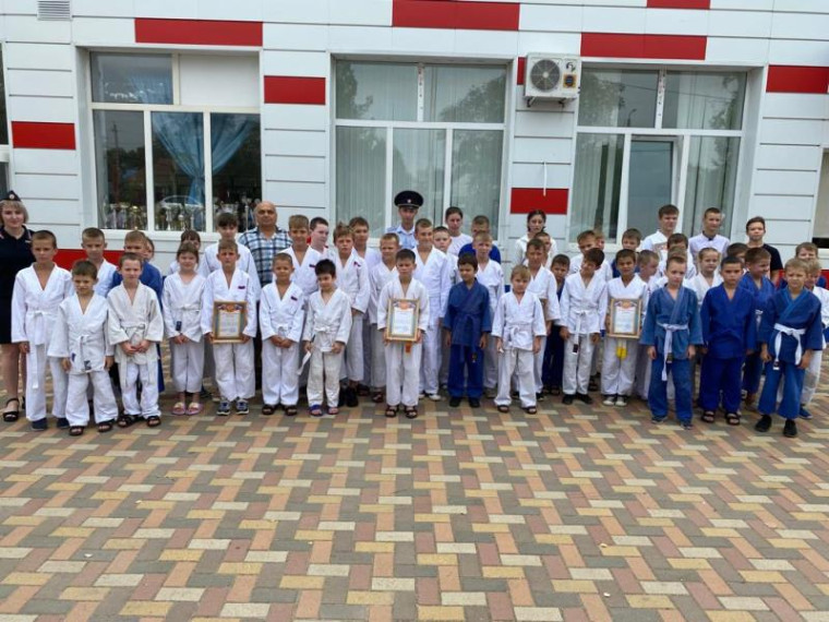 В Ипатовском городском округе полицейские провели акцию «Зарядка со стражем порядка». В Ипатовском городском округе полицейские провели акцию «Зарядка со стражем порядка».