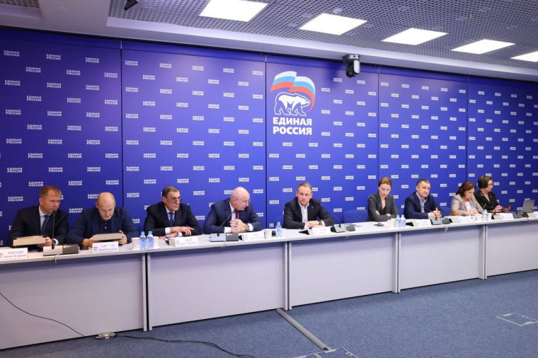 «Единая Россия» дала старт Всероссийскому конкурсу к 30-летию Конституции РФ. «Единая Россия» дала старт Всероссийскому конкурсу к 30-летию Конституции РФ.