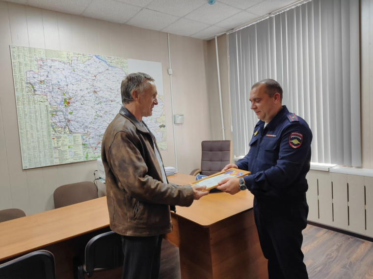 С Днем автомобилиста, который ежегодно отмечают третье воскресенье октября сотрудники Госавтоинспекции поздравили лучшего в своей профессии водителя. С Днем автомобилиста, который ежегодно отмечают третье воскресенье октября сотрудники Госавтоинспекции поздравили лучшего в своей профессии водителя.