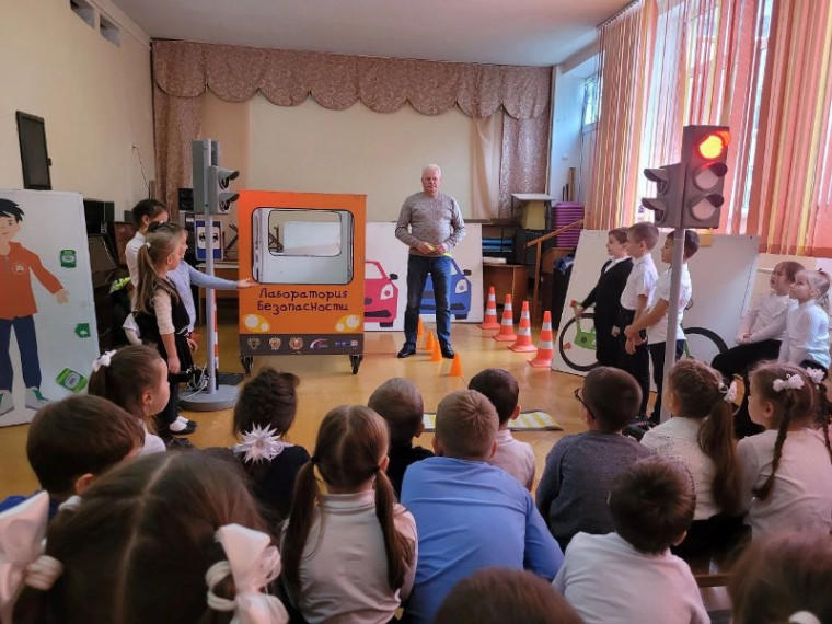 На Ставрополье «Лаборатории безопасности» по нацпроекту проводят для школьников занятия по поведению на улицах в зимний период. На Ставрополье «Лаборатории безопасности» по нацпроекту проводят для школьников занятия по поведению на улицах в зимний период.