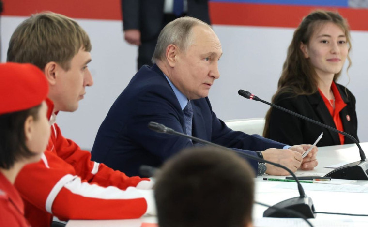 В Пятигорске в Центре знаний «Машук» Президент Владимир Владимирович Путин провел заседание Наблюдательного совета «Движения Первых». В Пятигорске в Центре знаний «Машук» Президент Владимир Владимирович Путин провел заседание Наблюдательного совета «Движения Первых».