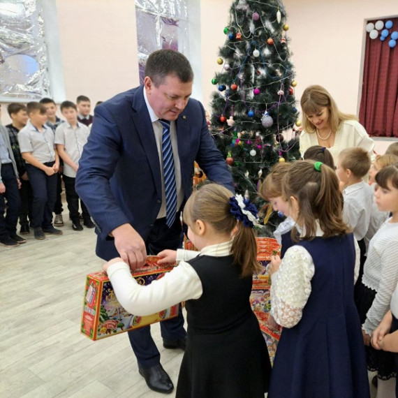 Ставропольцы поздравили с новым годом детей Антрацитовского округа ЛНР. Ставропольцы поздравили с новым годом детей Антрацитовского округа ЛНР.