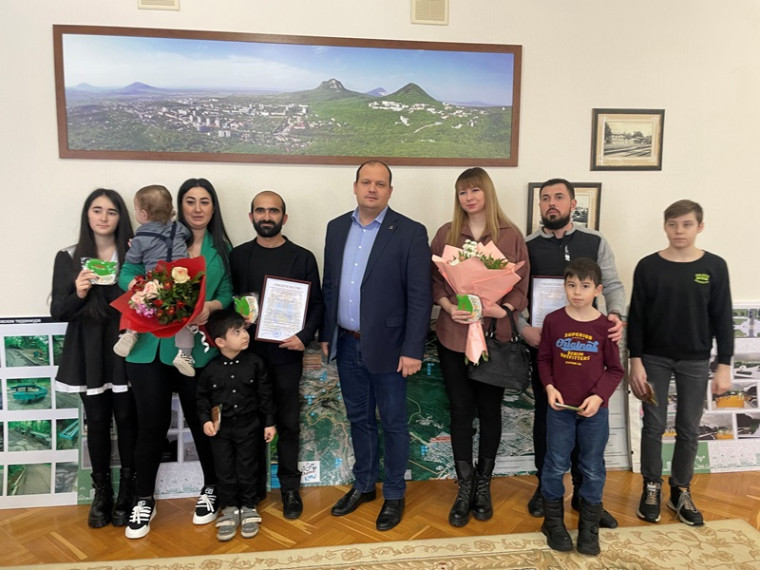 Президент РФ поручил продлить программу «Молодая семья». Президент РФ поручил продлить программу «Молодая семья».