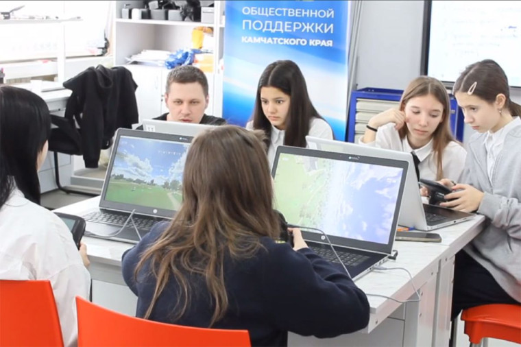 «Единая Россия» запустила в штабах общественной поддержки курсы по управлению беспилотниками. «Единая Россия» запустила в штабах общественной поддержки курсы по управлению беспилотниками.
