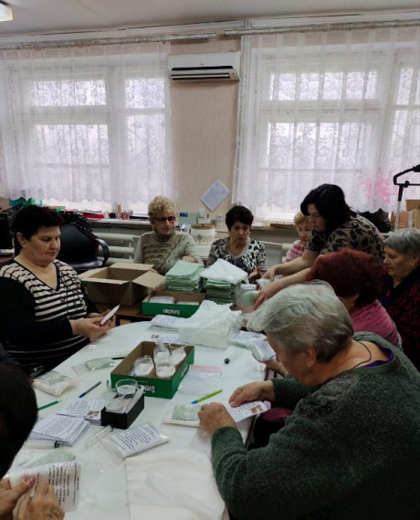 В Ипатовском округе женщины наладили изготовление для бойцов сухого душа . В Ипатовском округе женщины наладили изготовление для бойцов сухого душа .