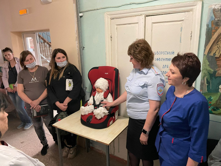 Тренинги по безопасной перевозке детей в автомобиле проводят сотрудники Госавтоинспекции и медицинские работники. Тренинги по безопасной перевозке детей в автомобиле проводят сотрудники Госавтоинспекции и медицинские работники.