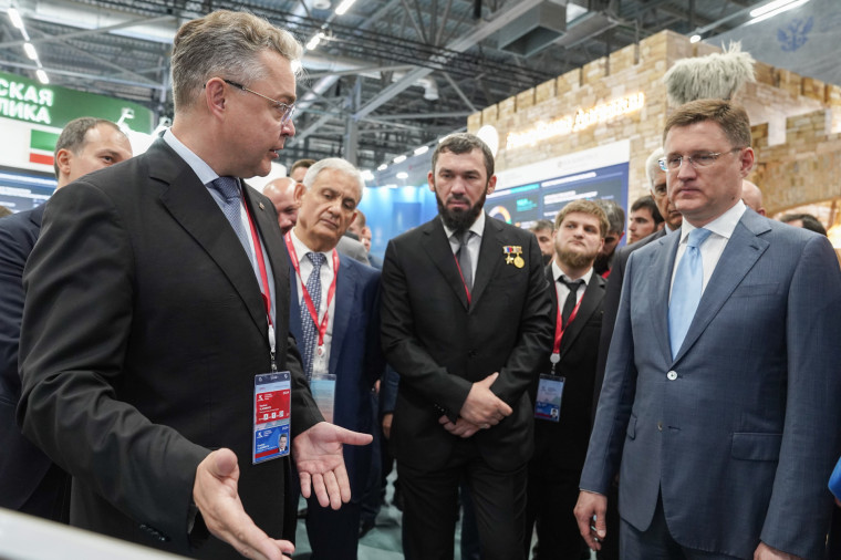 ГУБЕРНАТОР ВЛАДИМИРОВ ПРЕДСТАВИЛ ВИЦЕ-ПРЕМЬЕРУ РФ АЛЕКСАНДРУ НОВАКУ СТЕНД СТАВРОПОЛЬСКОГО КРАЯ. ГУБЕРНАТОР ВЛАДИМИРОВ ПРЕДСТАВИЛ ВИЦЕ-ПРЕМЬЕРУ РФ АЛЕКСАНДРУ НОВАКУ СТЕНД СТАВРОПОЛЬСКОГО КРАЯ.
