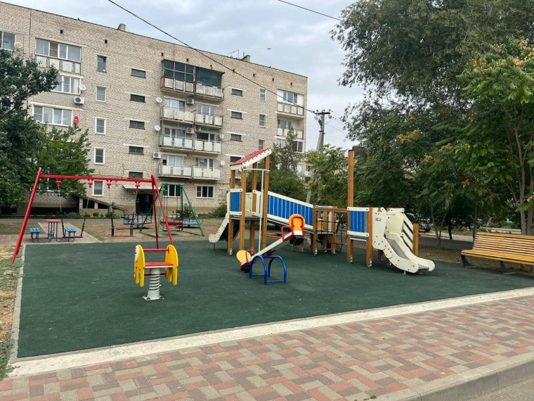 В Ипатово краевая госпрограмма помогла создать еще одну детскую площадку. В Ипатово краевая госпрограмма помогла создать еще одну детскую площадку.