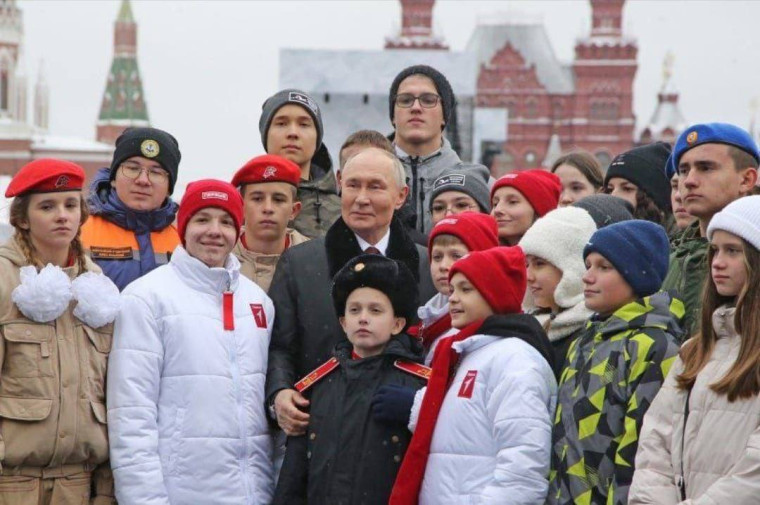 В День народного единства Президент России В.В. Путин возложил цветы к памятнику Кузьме Минину и Дмитрию Пожарскому на Красной площади в Москве. В День народного единства Президент России В.В. Путин возложил цветы к памятнику Кузьме Минину и Дмитрию Пожарскому на Красной площади в Москве.