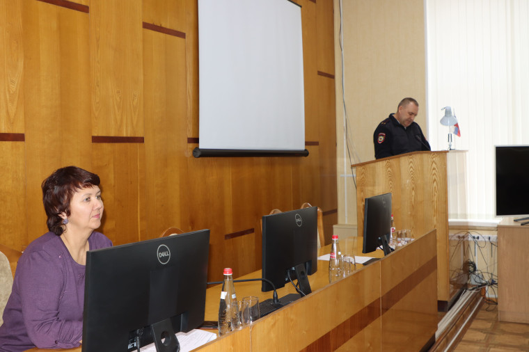 В зале заседаний администрации округа организованы практические занятия для народных дружинников. В зале заседаний администрации округа организованы практические занятия для народных дружинников.