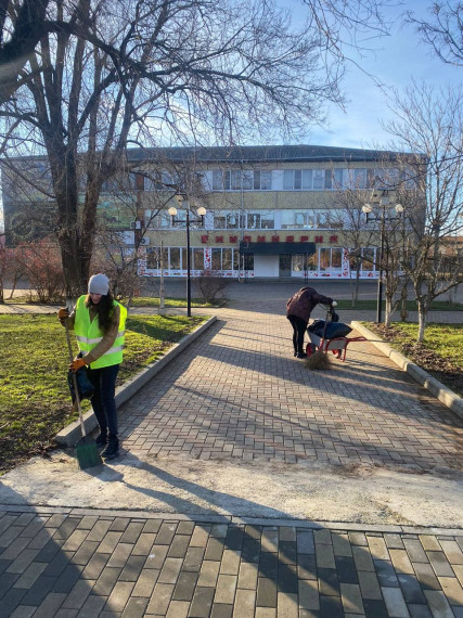 В период новогодних праздников продолжается работа по поддержанию чистоты и порядка на общественных территориях города. В период новогодних праздников продолжается работа по поддержанию чистоты и порядка на общественных территориях города.
