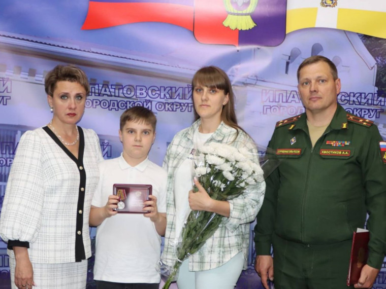 Сыну Ильченко Михаила Сергеевича, сегодня передана медаль «За храбрость». Сыну Ильченко Михаила Сергеевича, сегодня передана медаль «За храбрость».