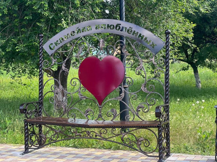В сельском парке Ипатовского округа обустроили спортплощадку. В сельском парке Ипатовского округа обустроили спортплощадку.